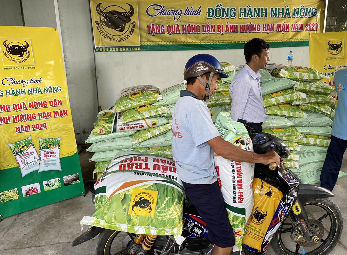 Bình Điền hỗ trợ phân bón cho nông dân vùng hạn mặn - Ảnh 3.