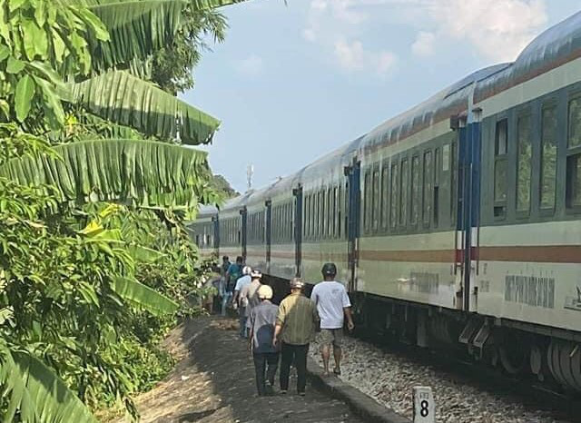 Đi bộ băng qua đường sắt, một phụ nữ bị tàu tông tử vong