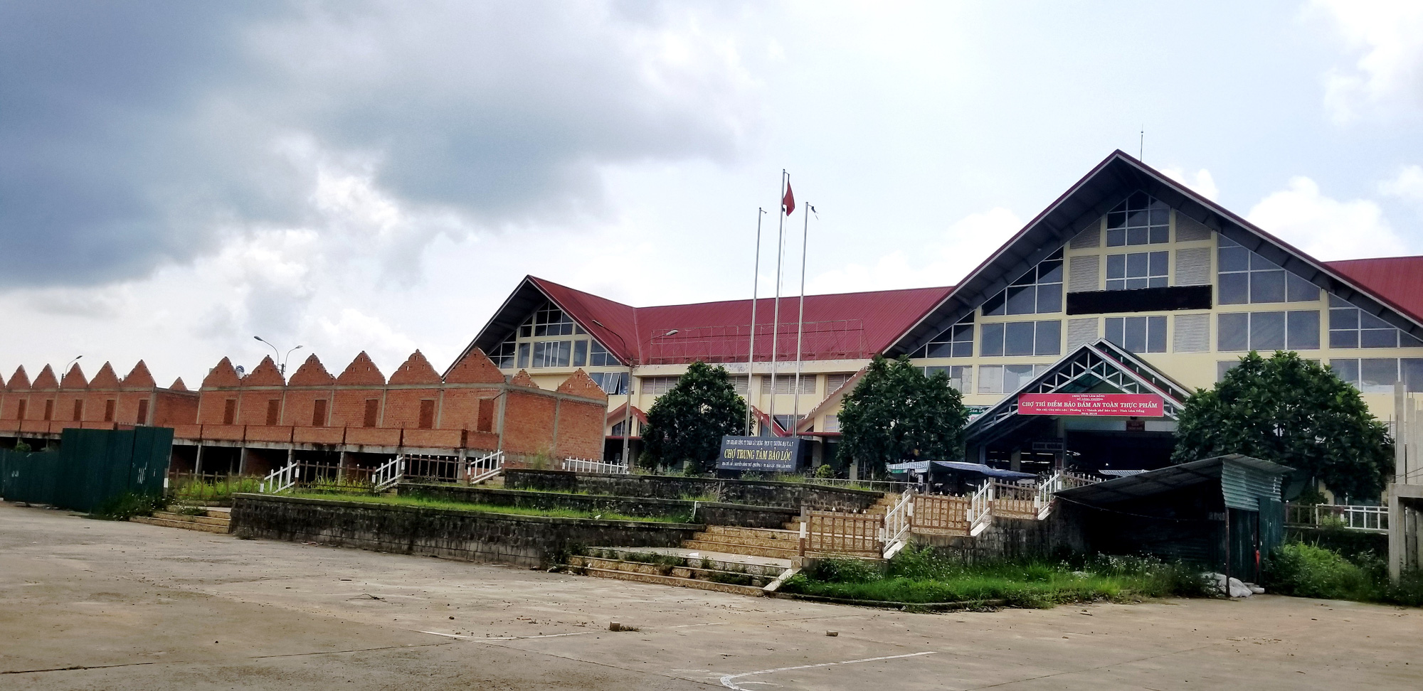 Chây ì tháo dỡ công trình xây dựng xấu xí tại chợ Bảo Lộc