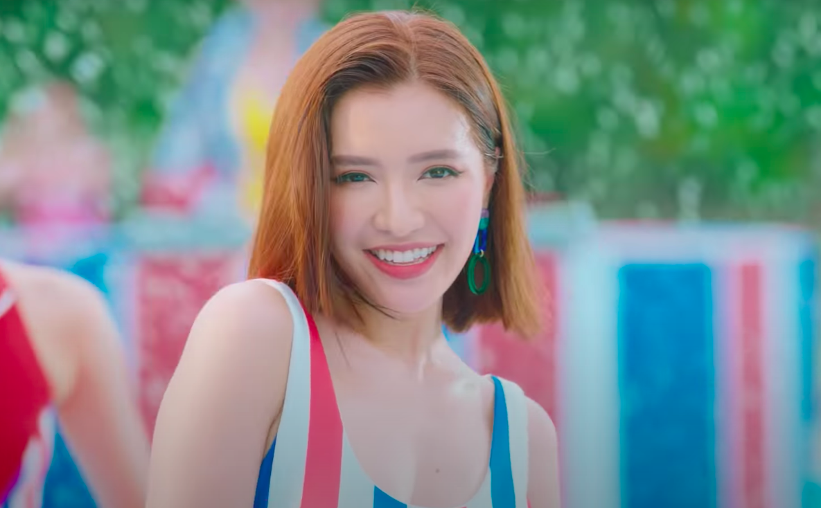 Bích Phương khuấy động đường đua âm nhạc mùa hè với bikini "nóng bỏng mắt"