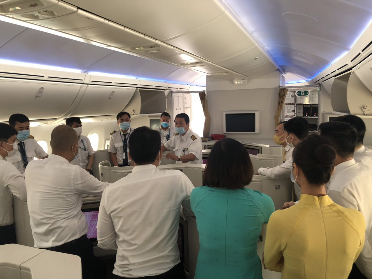 Chuyến bay đưa 340 c&ocirc;ng d&acirc;n từ Ấn Độ về nước hạ c&aacute;nh tại s&acirc;n bay Cần Thơ - Ảnh 8.