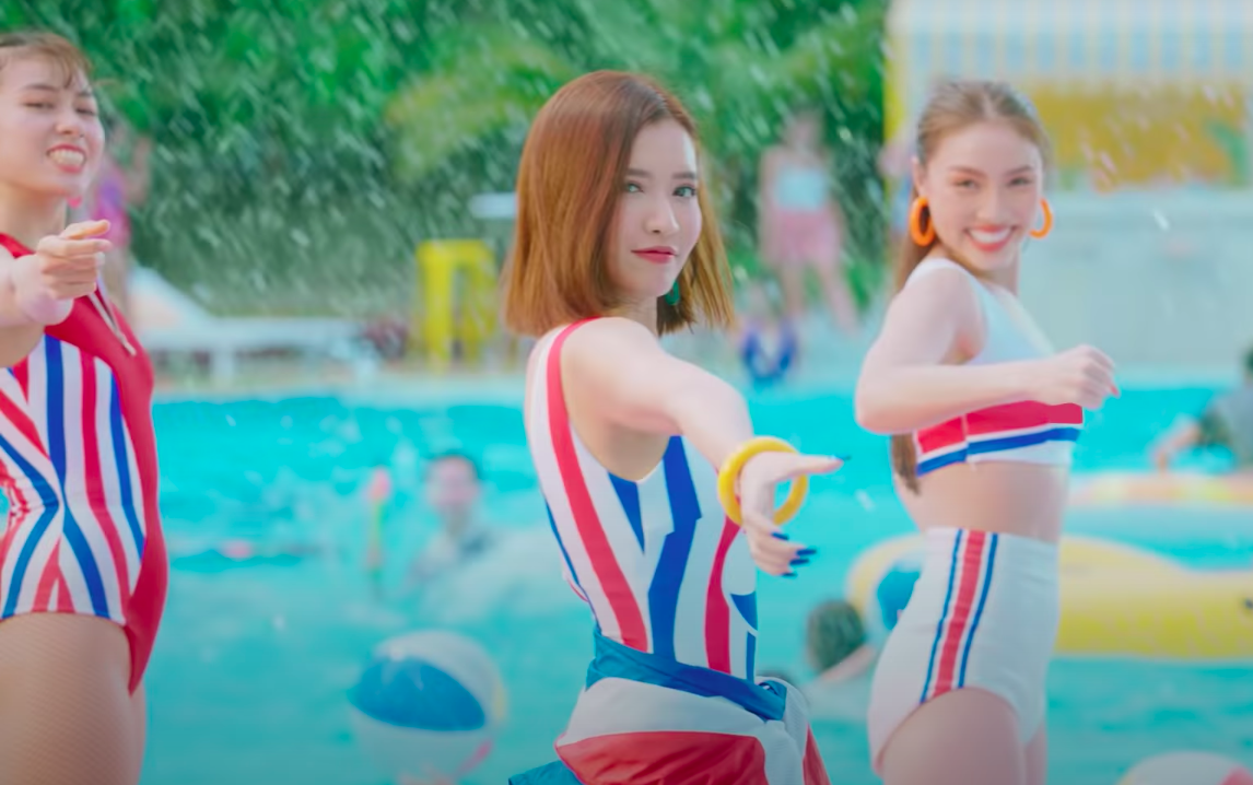 Bích Phương khuấy động đường đua âm nhạc mùa hè với bikini nóng bỏng mắt - Ảnh 1.