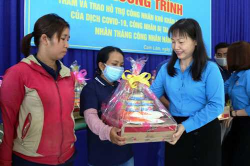 Động viên công nhân khó khăn