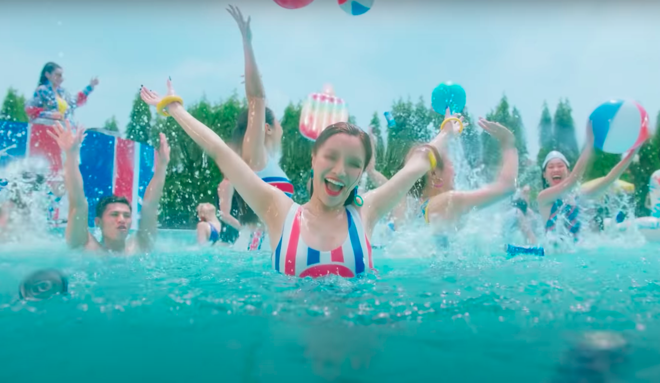 Bích Phương khuấy động đường đua âm nhạc mùa hè với bikini nóng bỏng mắt - Ảnh 2.