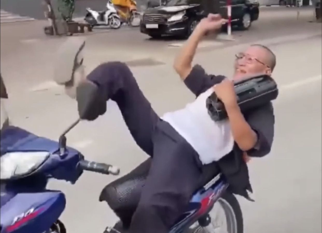 Người đàn ông 62 tuổi nằm ngửa trên yên xe, đánh võng bị công an triệu tập