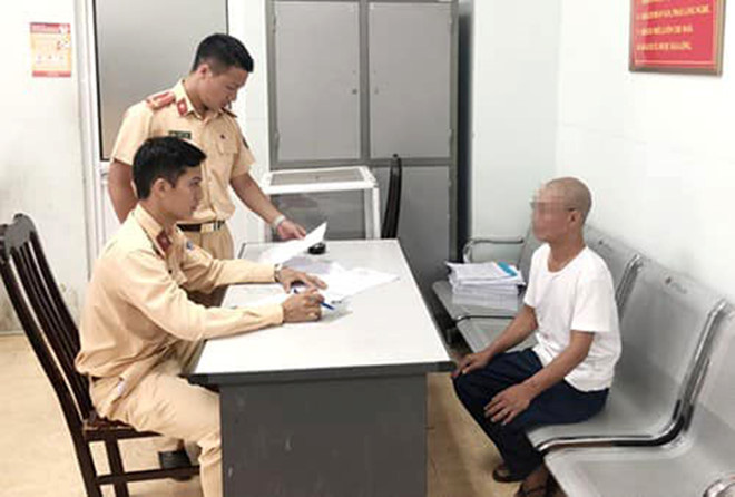 Clip: Người đàn ông đứng tuổi nằm ngửa trên yên xe, đánh võng giữa đường bị công an triệu tập - Ảnh 3.