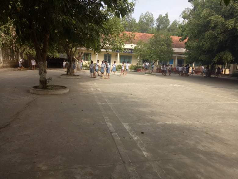 Con tan học trễ, phụ huynh đánh cô giáo tại lớp học phải nhập viện