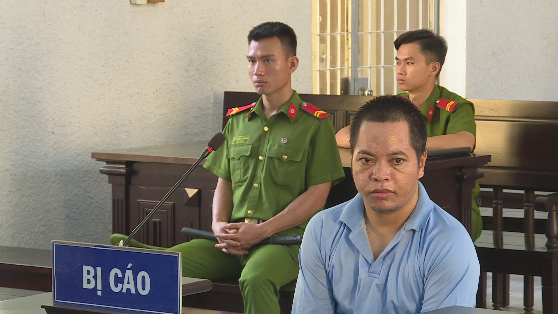 Nghịch tử chém mẹ 4 nhát vì… nói 1 mình