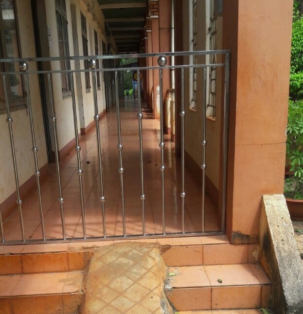 Kỷ luật cảnh cáo hiệu trưởng bị giáo viên bỏ phiếu kín đề nghị cách chức - Ảnh 2.