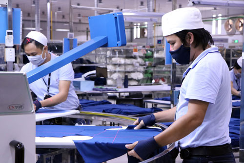 Giữ việc l&agrave;m cho người lao động - Ảnh 1.
