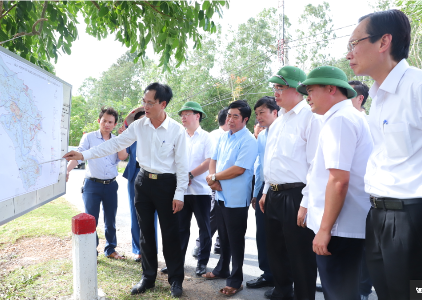 B&iacute; thư Th&agrave;nh ủy TP HCM thăm, tặng qu&agrave; tại qu&ecirc; B&aacute;c - Ảnh 2.