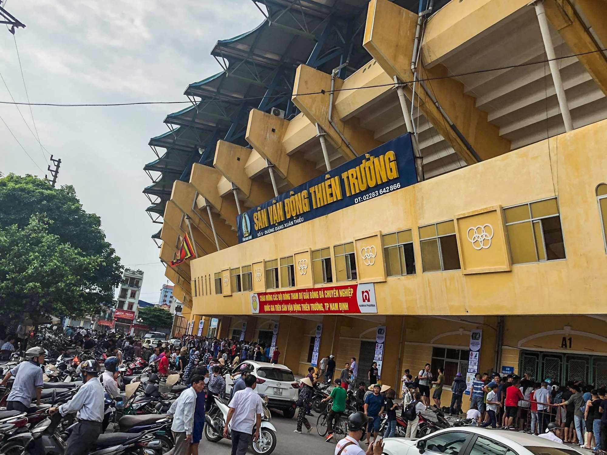 V.League 2020 trở lại: H&agrave;ng ng&agrave;n người đổ x&ocirc; đến s&acirc;n mua v&eacute; trận Nam Định-HAGL - Ảnh 2.