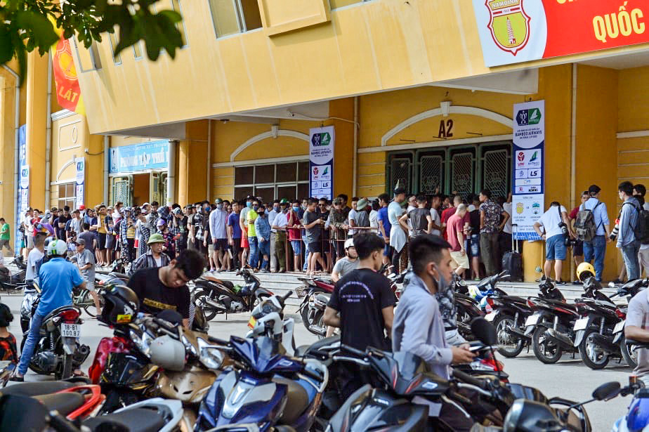 V.League 2020 trở lại: H&agrave;ng ng&agrave;n người đổ x&ocirc; đến s&acirc;n mua v&eacute; trận Nam Định-HAGL - Ảnh 5.