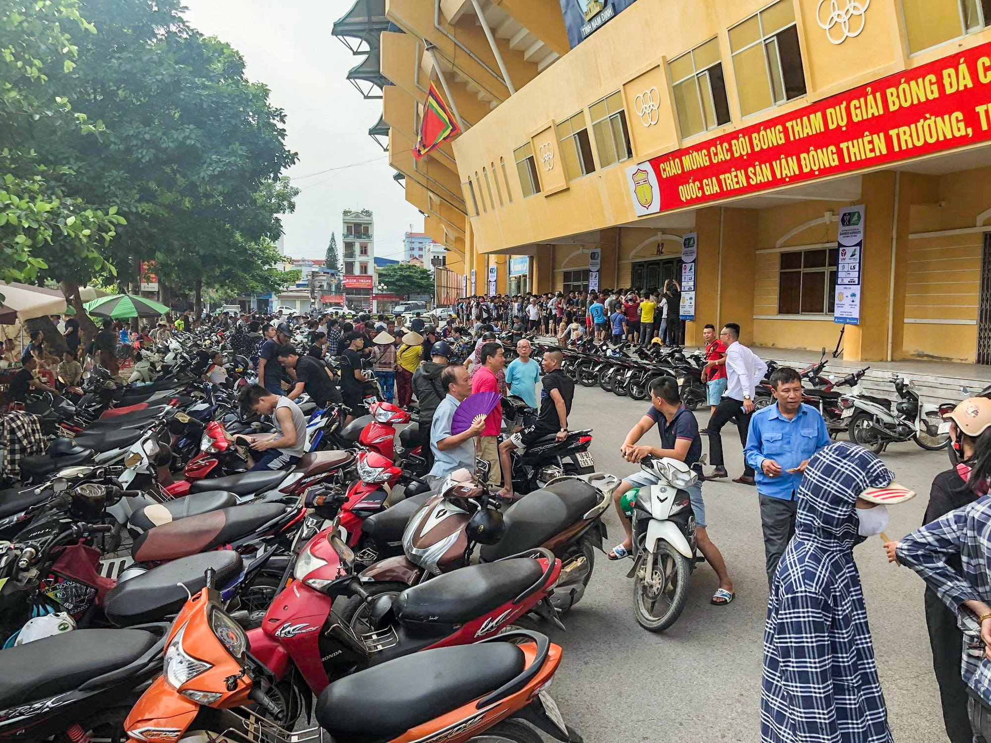 V.League 2020 trở lại: H&agrave;ng ng&agrave;n người đổ x&ocirc; đến s&acirc;n mua v&eacute; trận Nam Định-HAGL - Ảnh 6.