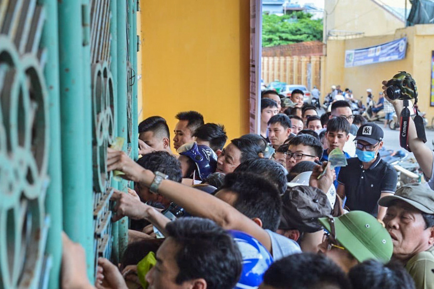 CLIP: V.League 2020 trở lại: Hàng ngàn người đổ xô đến sân mua vé trận Nam Định-HAGL