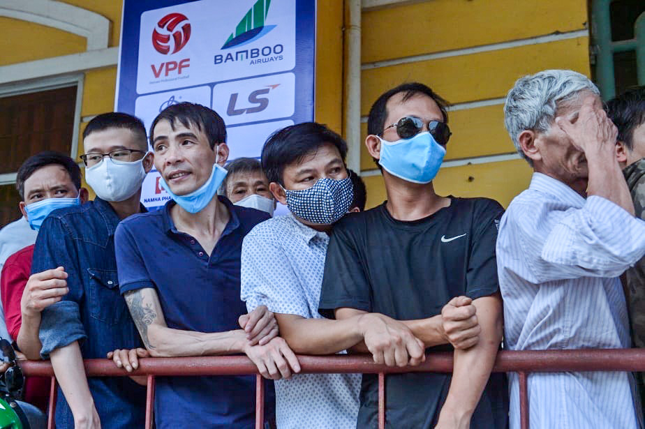 V.League 2020 trở lại: H&agrave;ng ng&agrave;n người đổ x&ocirc; đến s&acirc;n mua v&eacute; trận Nam Định-HAGL - Ảnh 12.