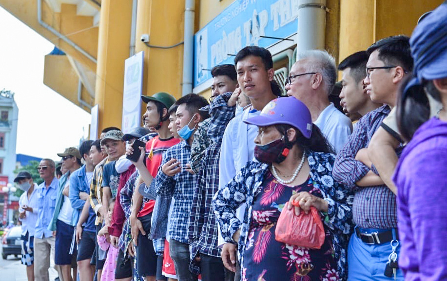V.League 2020 trở lại: H&agrave;ng ng&agrave;n người đổ x&ocirc; đến s&acirc;n mua v&eacute; trận Nam Định-HAGL - Ảnh 13.