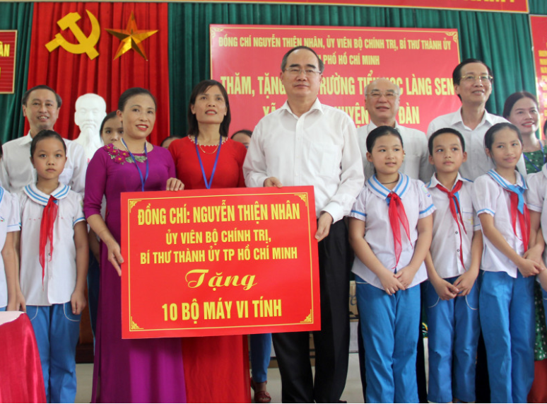 Bí thư Thành ủy TP HCM thăm, tặng quà tại quê Bác