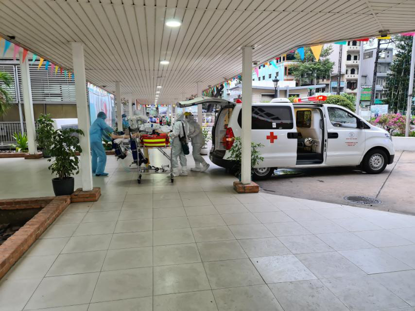 Cảnh báo xe cứu thương “dù” ở Bệnh viện Chợ Rẫy