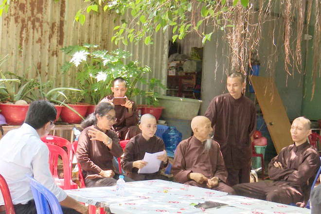 "Tịnh thất bồng lai" - "Thiền am bên bờ vũ trụ": Sao cứ đùa dai!