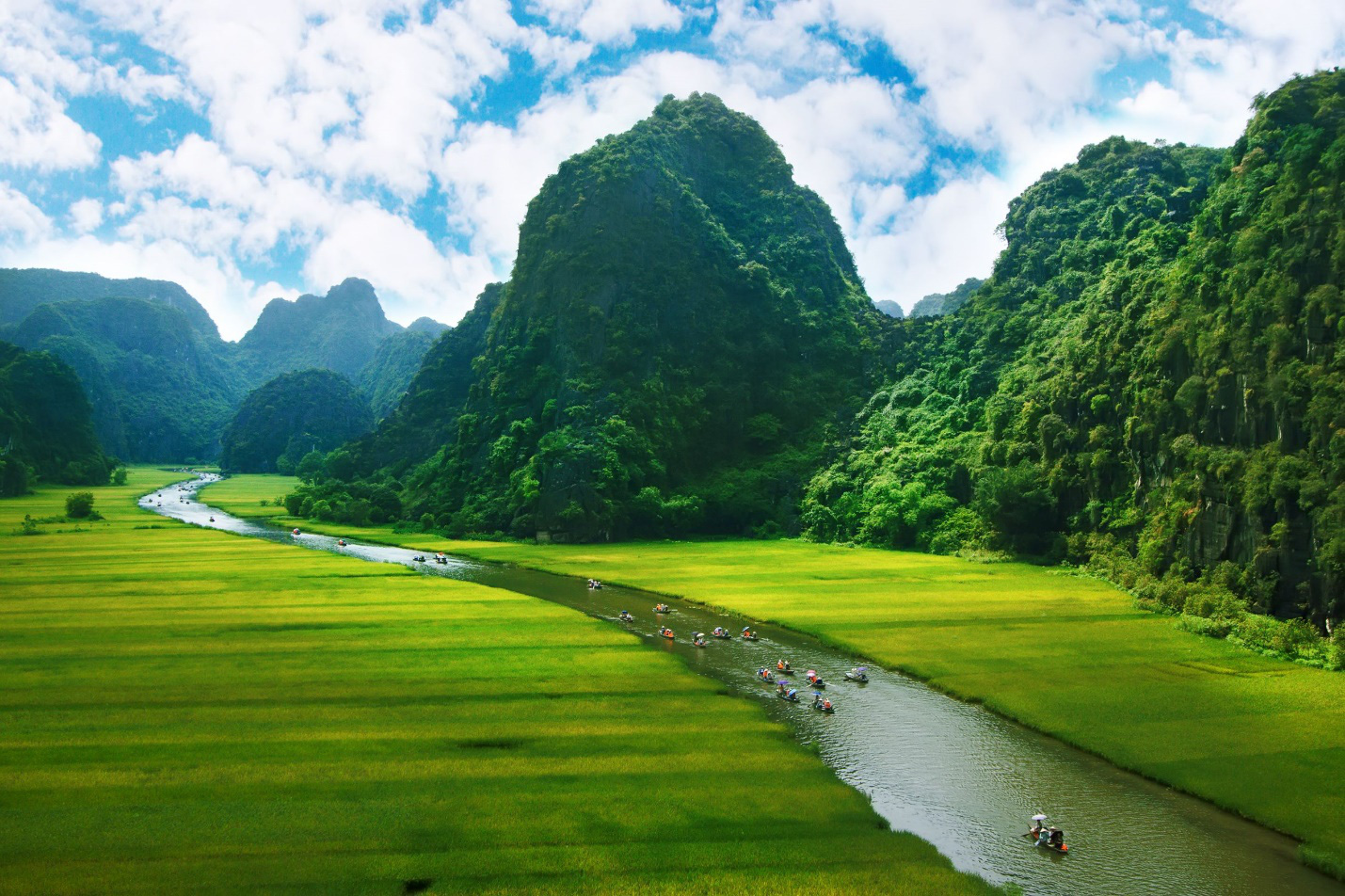 Sau Covid-19: Du lịch phục hồi - du kh&aacute;ch hưởng lợi - Ảnh 2.