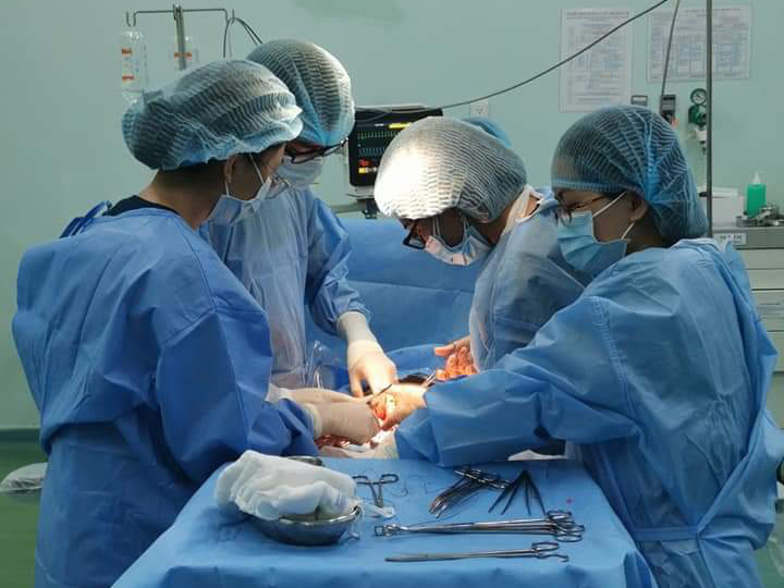 Một bé bị 6 vòng dây rốn quấn chặt cổ ra đời an toàn