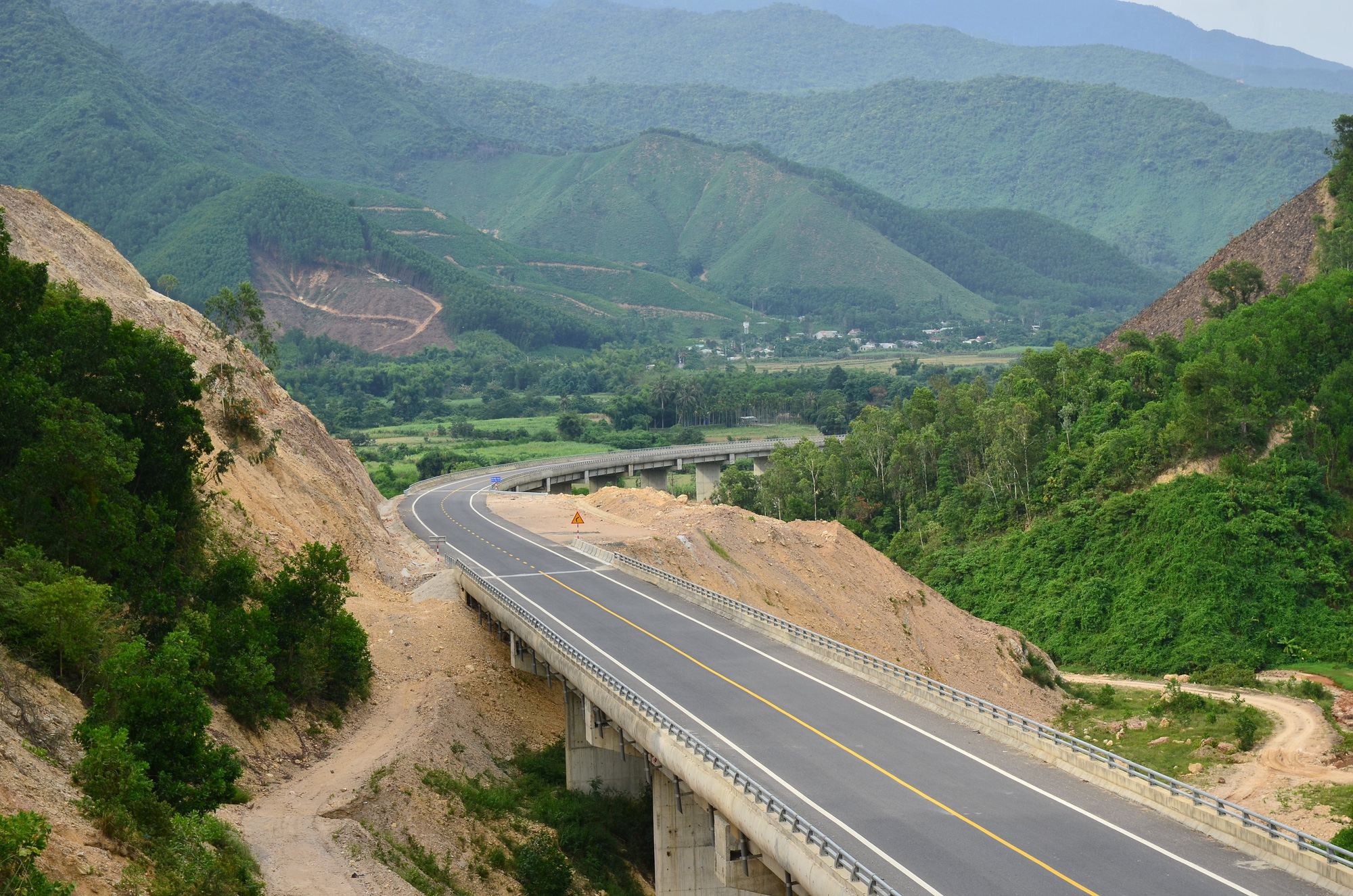 Cao tốc La Sơn &ndash; T&uacute;y Loan: Gấp r&uacute;t ho&agrave;n thiện, chờ ng&agrave;y th&ocirc;ng xe - Ảnh 1.