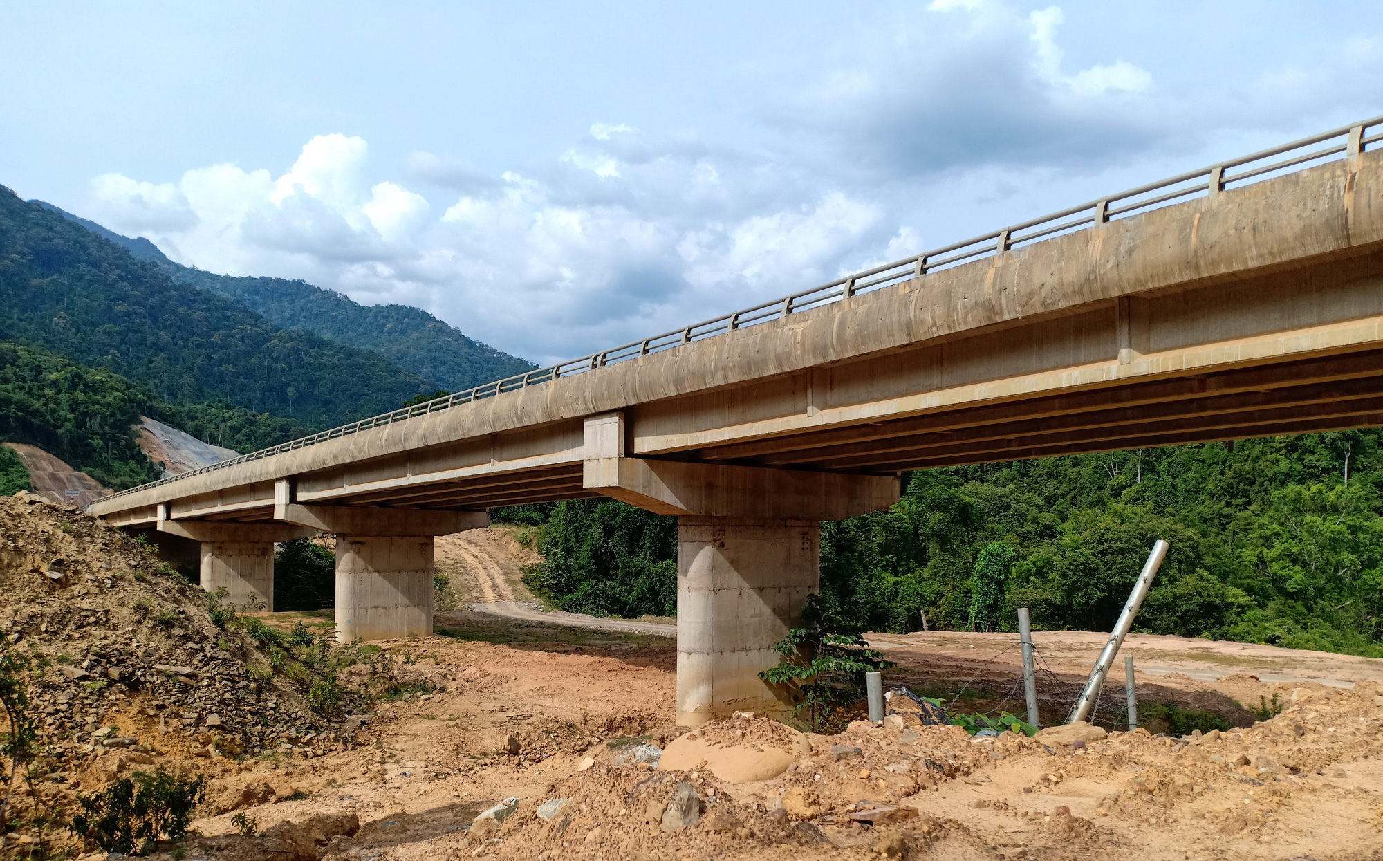 Cao tốc La Sơn &ndash; T&uacute;y Loan: Gấp r&uacute;t ho&agrave;n thiện, chờ ng&agrave;y th&ocirc;ng xe - Ảnh 12.