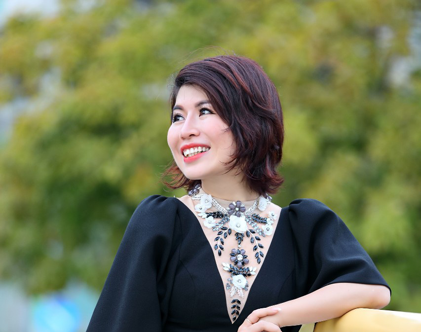 Diễn giả - MC Thi Thảo: Tự  tin, sang trọng với thiết kế Phoenix_V của siêu mẫu Vũ Thu Phương