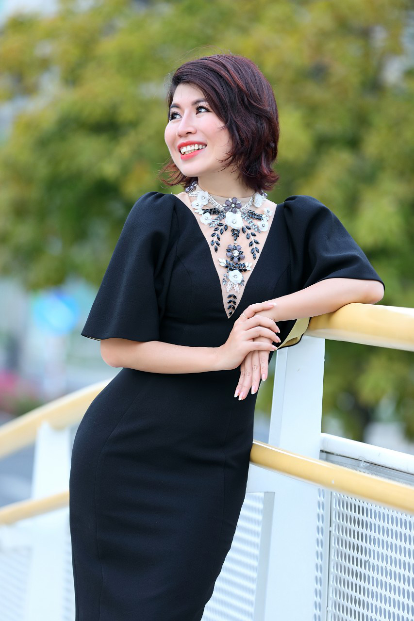 Diễn giả - MC Thi Thảo: Tự tin, sang trọng với thiết kế Phoenix_V của siêu mẫu Vũ Thu Phương - Ảnh 2.
