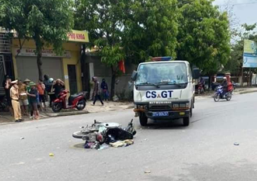Va chạm với xe &ocirc; t&ocirc; của CSGT, mẹ v&agrave; con nhỏ đi xe m&aacute;y nguy kịch - Ảnh 1.