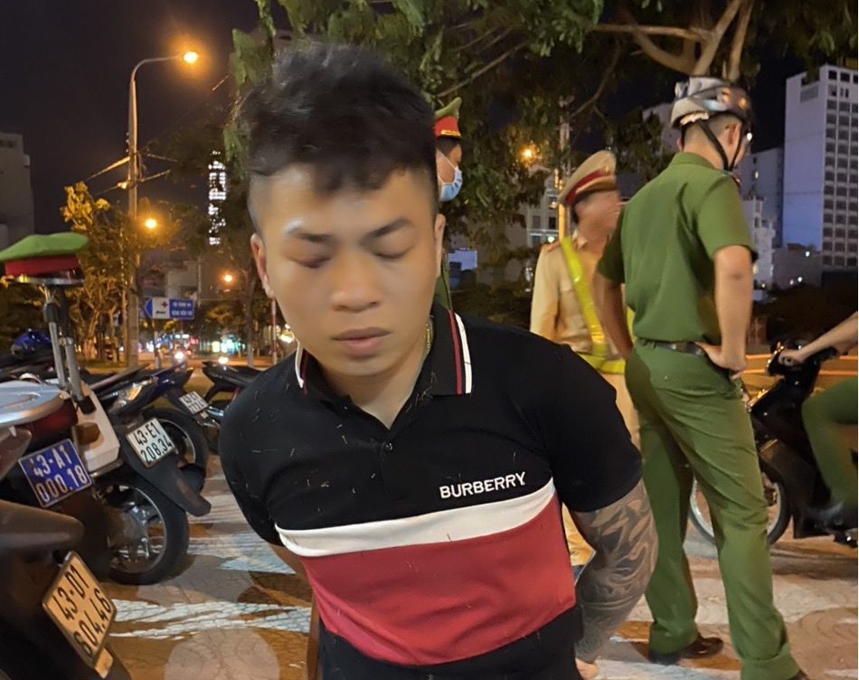 Bắt 2 thanh niên, kẻ đánh nữ nhân viên cấp cứu 115, người lạng lách thách thức công an