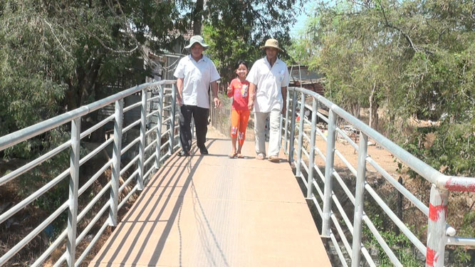 Tự nguyện đóng góp làm cầu dân sinh