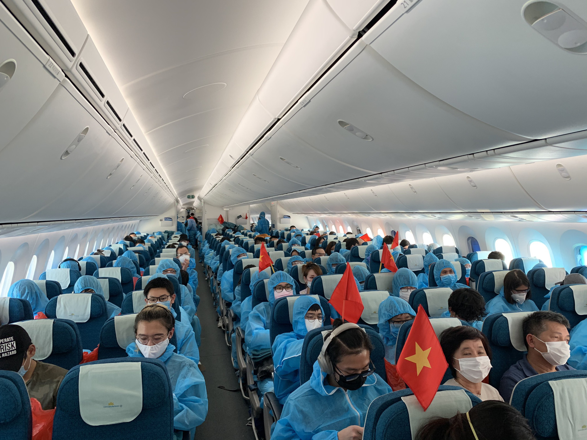 Đưa hơn 340 người Việt từ Washington DC về Nội B&agrave;i - Ảnh 13.