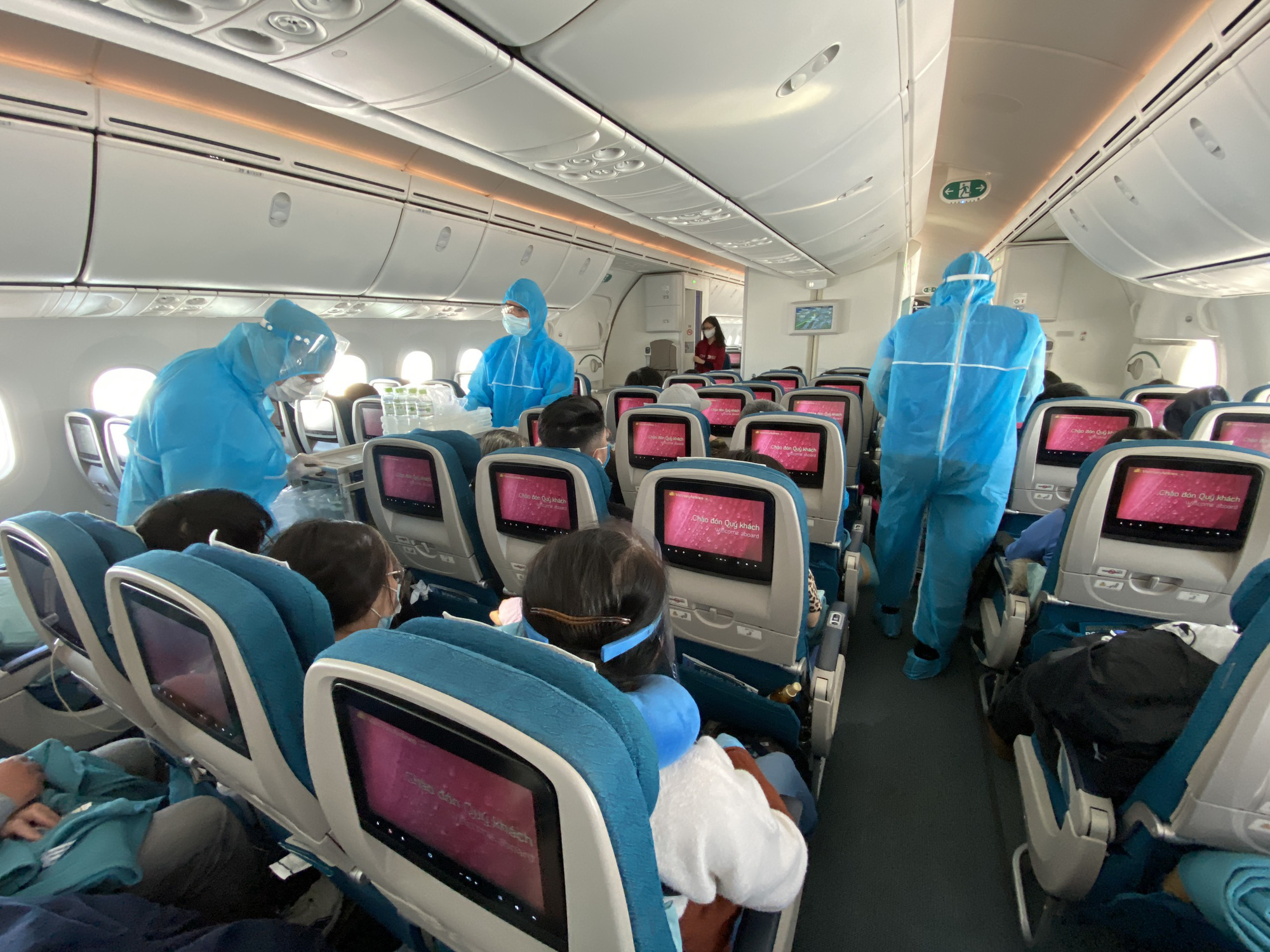 Đưa c&ocirc;ng d&acirc;n Việt Nam từ t&acirc;m dịch T&acirc;y Ban Nha về s&acirc;n bay Đ&agrave; Nẵng - Ảnh 9.