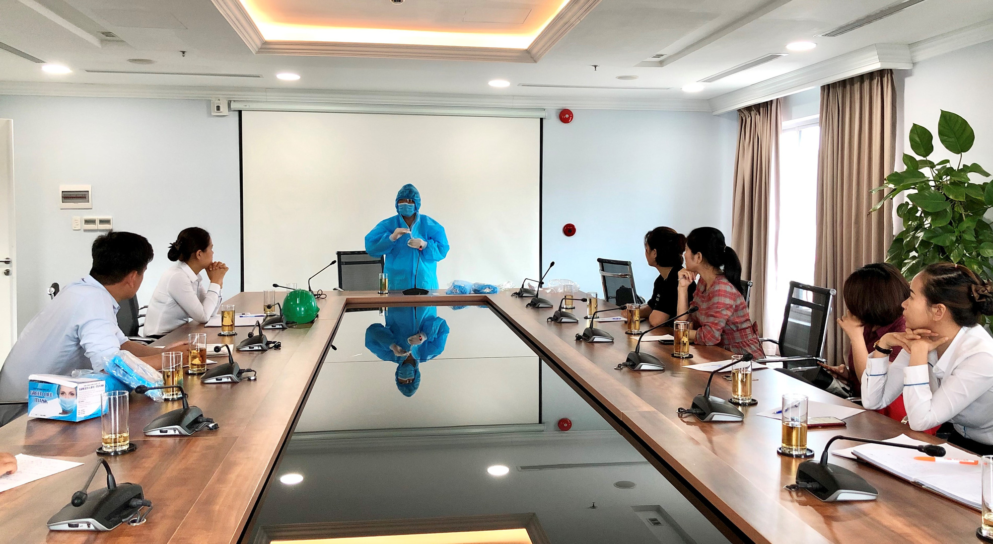 Cách ly 15 chuyên gia nước ngoài đầu tiên đến Quảng Ngãi