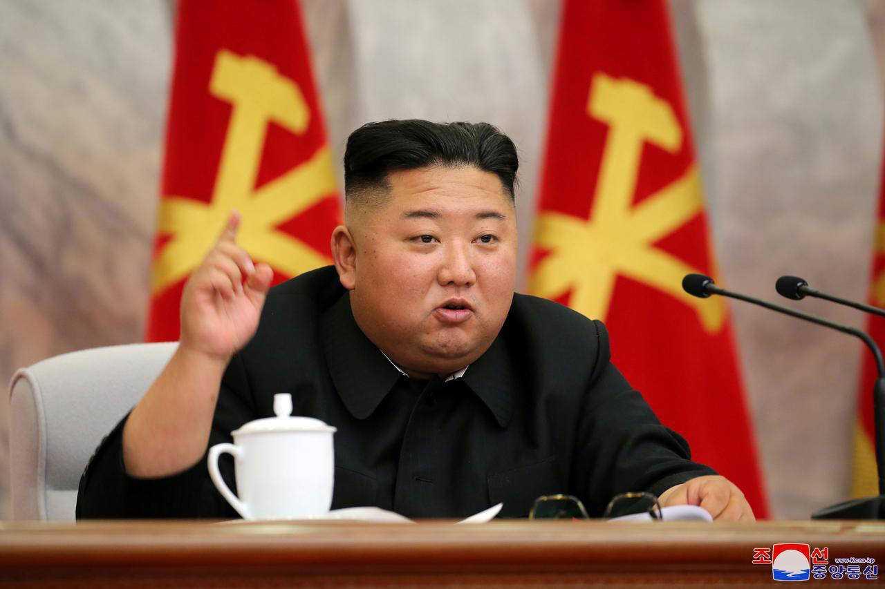 Vắng bóng hơn 20 ngày, ông Kim Jong-un tái xuất ký 7 sắc lệnh quân sự