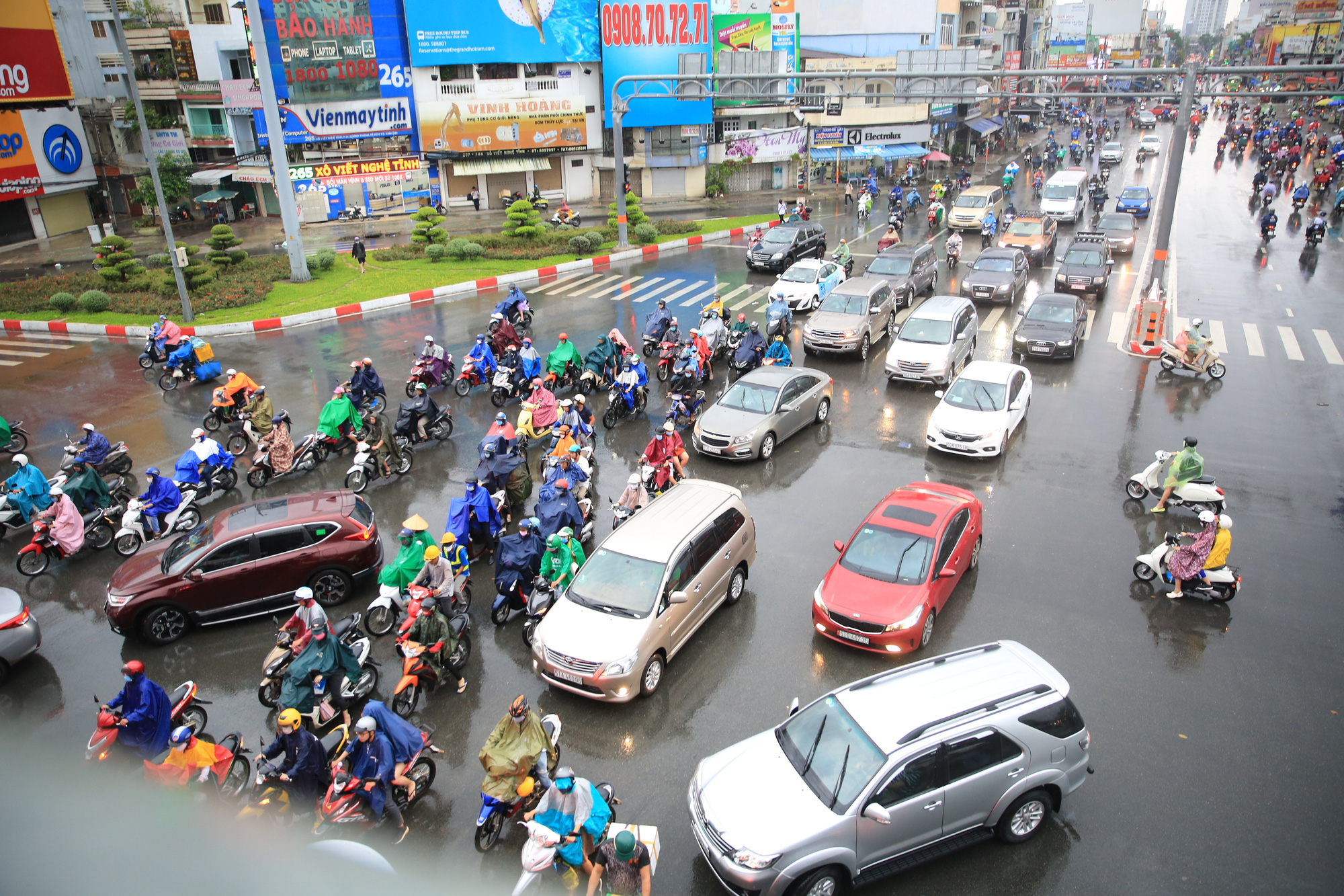 To&agrave;n TP HCM xuất hiện mưa,  xua tan oi bức - Ảnh 4.