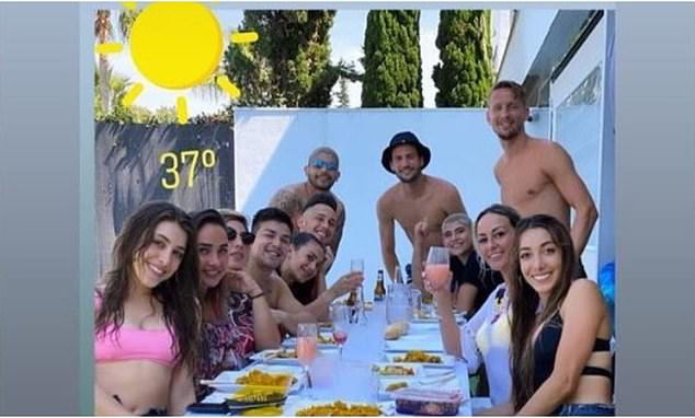 Cầu thủ CLB Sevilla đối mặt án phạt nặng vì tụ tập ăn nhậu - Ảnh 3.