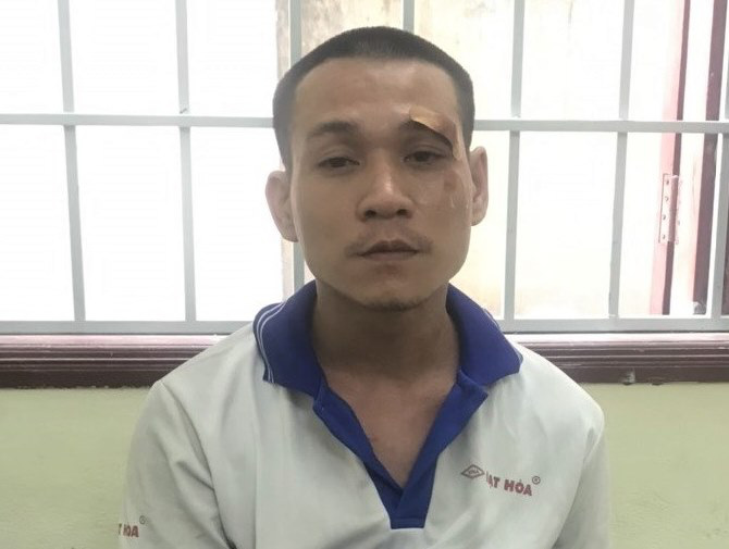 Bắt kẻ ném đá xe khách, đập kính nhà dân để... giải khuây
