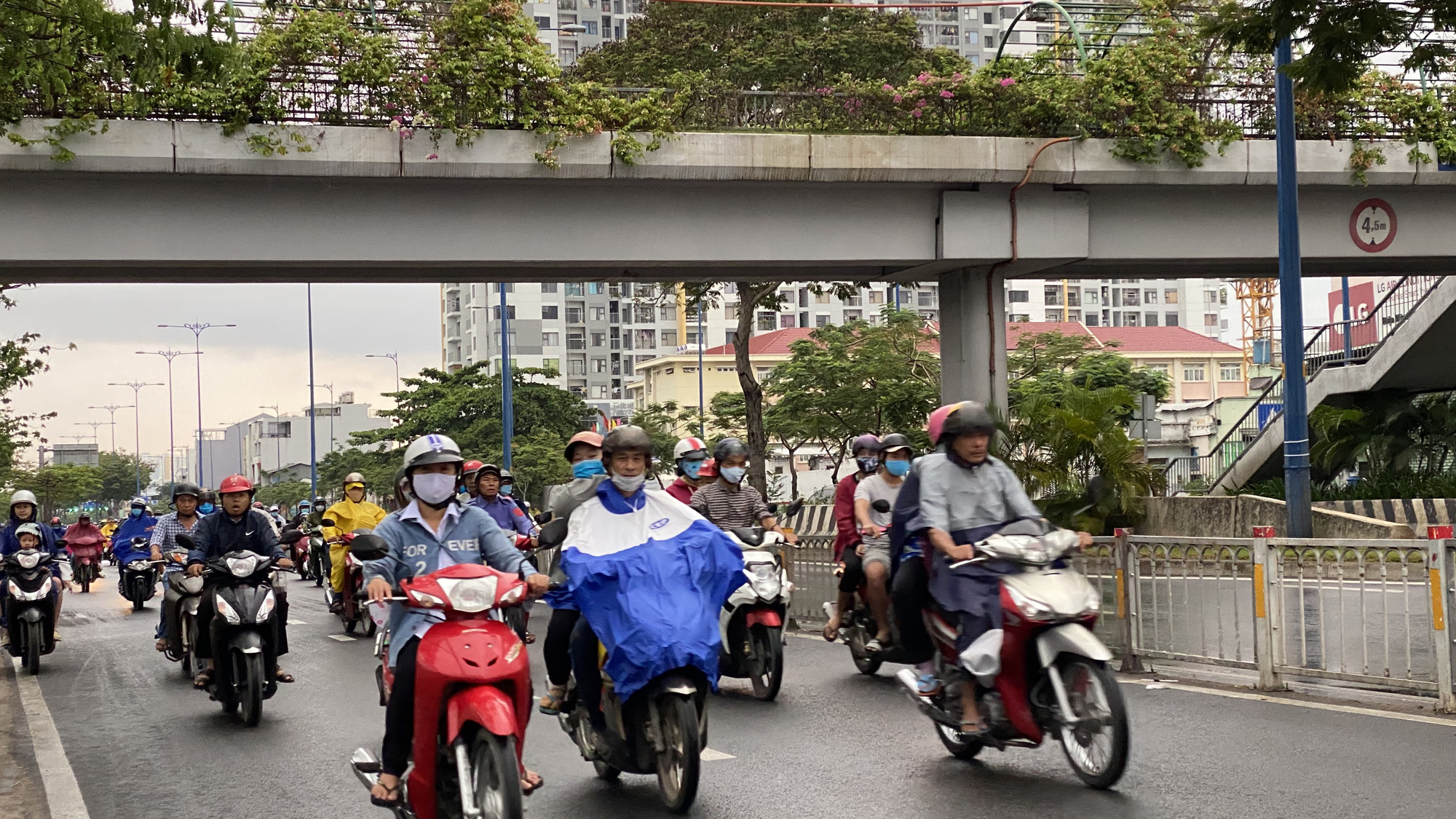 To&agrave;n TP HCM xuất hiện mưa,  xua tan oi bức - Ảnh 7.