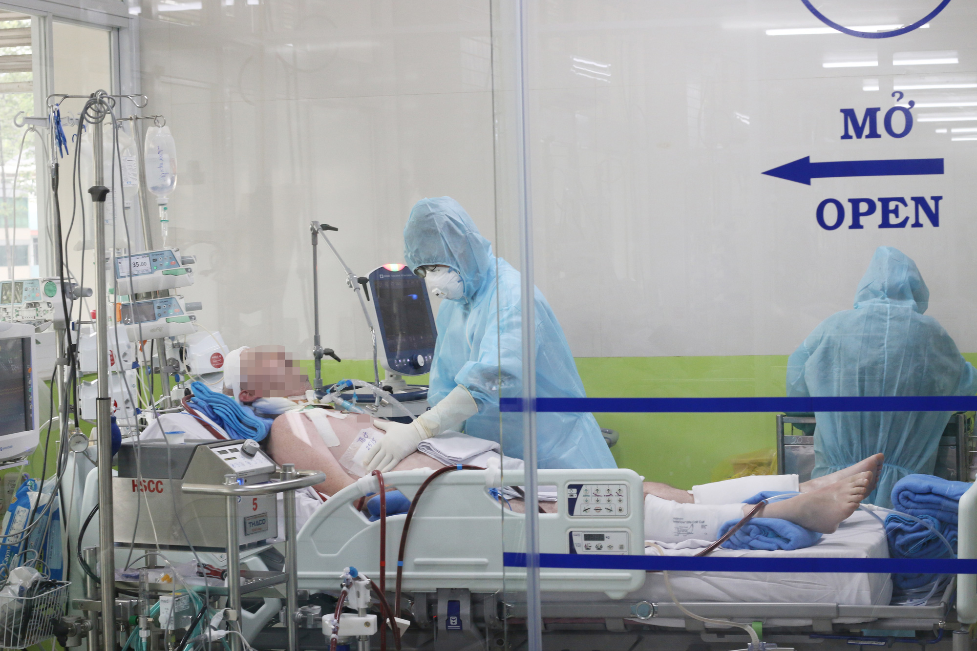 CLIP: Xem bác sĩ Bệnh viện Chợ Rẫy cứu chữa phi công người Anh mắc Covid-19 nặng