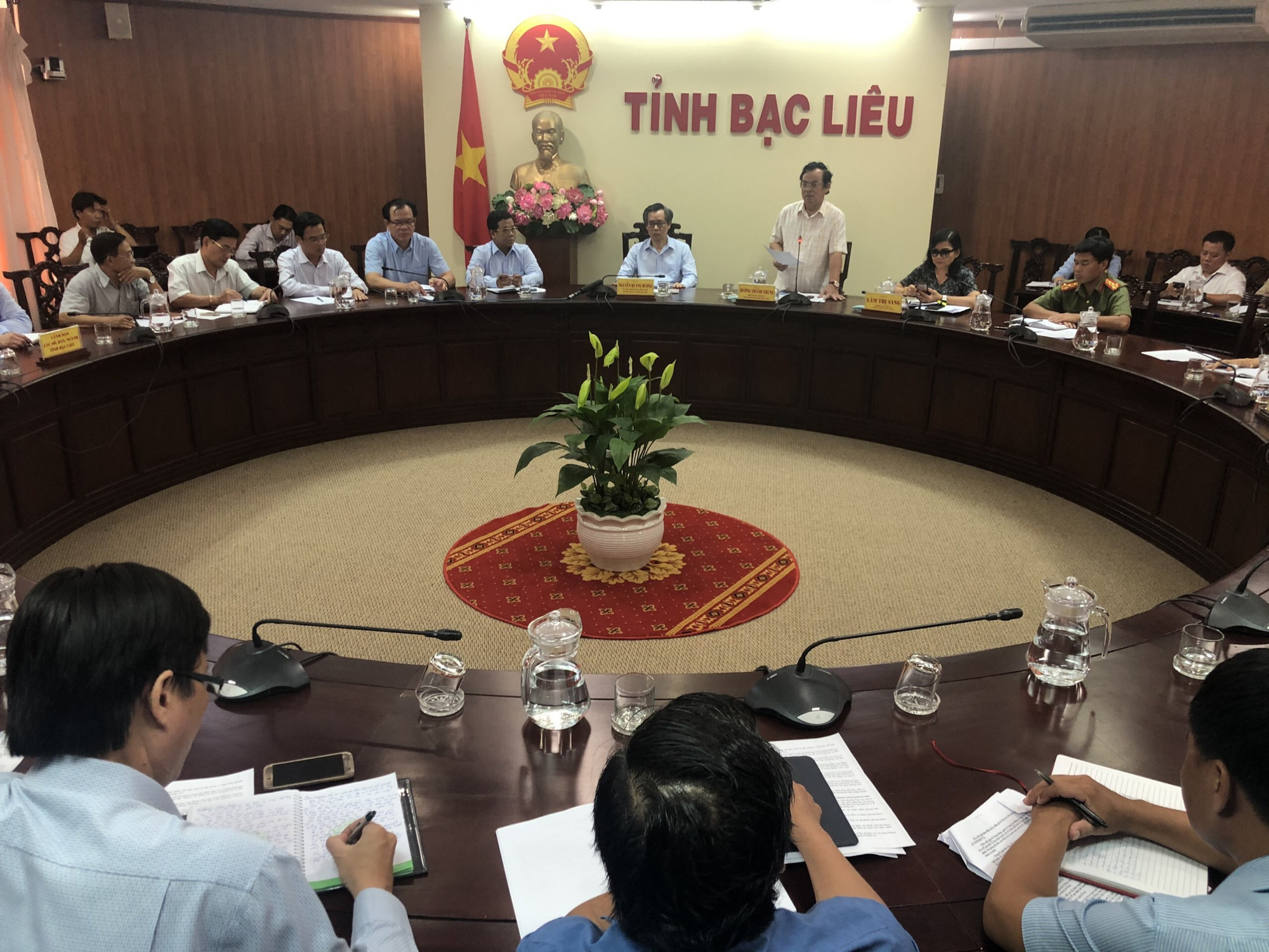 Vụ hàng rong lọt vào khu cách ly Covid-19: Nhiều cán bộ bị tạm dừng công tác - Ảnh 1.
