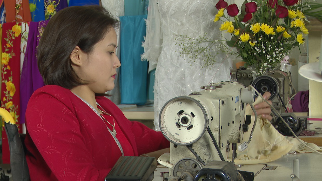 Hành trình đầy lạc quan của cô thợ may áo dài ngồi xe lăn