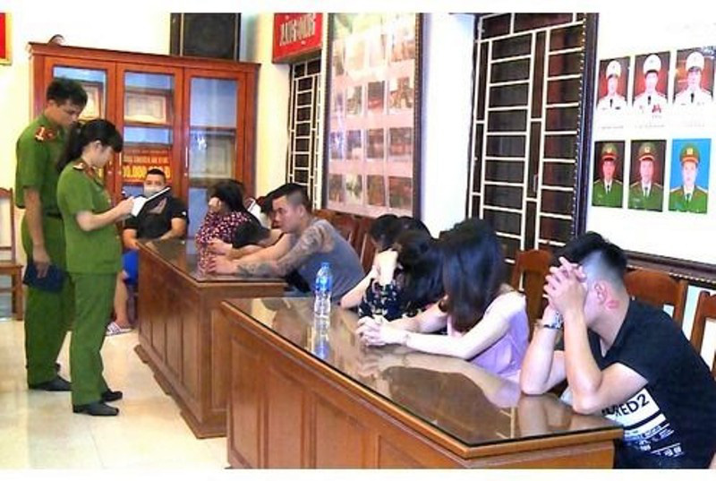 Thượng úy CSGT tham gia tiệc ma túy để chia tay bạn đi chấp hành án