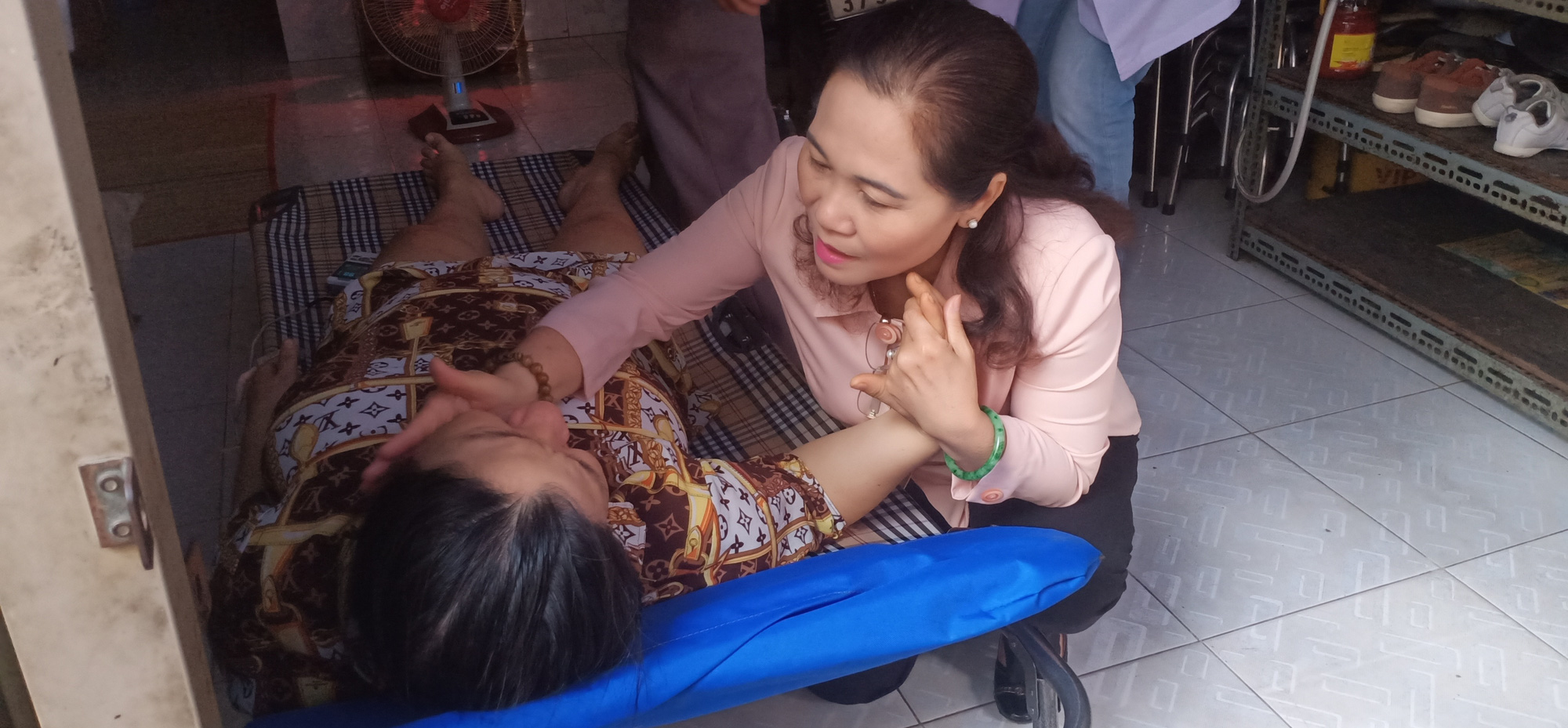CLIP: Bí thư Nguyễn Thiện Nhân nắm chặt tay cha cháu bé bị phượng vĩ đè tử vong - Ảnh 4.
