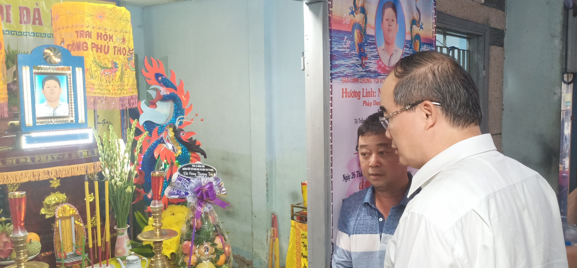 CLIP: Bí thư Nguyễn Thiện Nhân nắm chặt tay cha cháu bé bị phượng vĩ đè tử vong