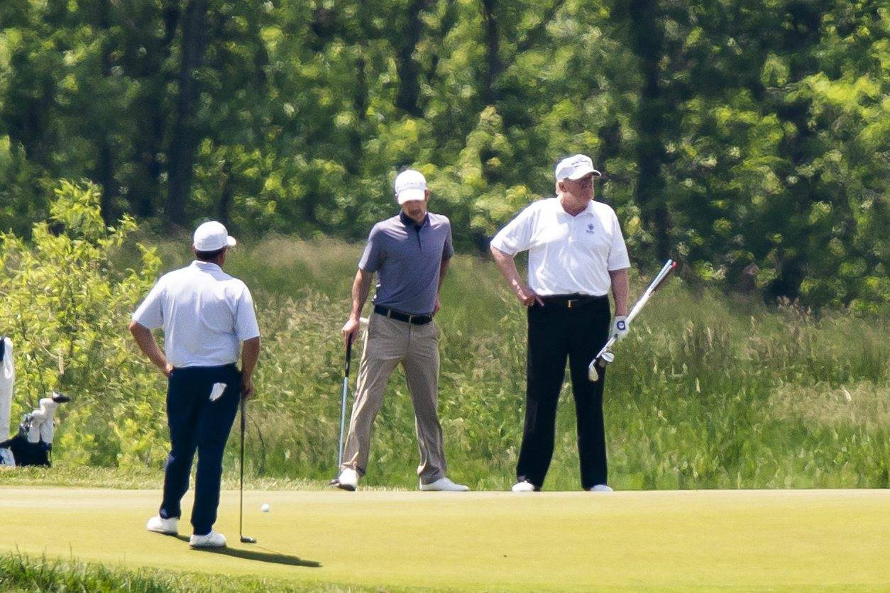 Ông Trump đáp trả chỉ trích chơi golf giữa khủng hoảng Covid-19