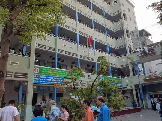 TP HCM: Cây phượng vĩ to bật gốc trong sân trường đè nhiều học sinh, 1 em tử vong - Ảnh 2.
