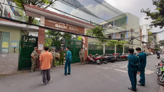 TP HCM: Cây phượng vĩ to bật gốc trong sân trường đè nhiều học sinh, 1 em tử vong - Ảnh 4.